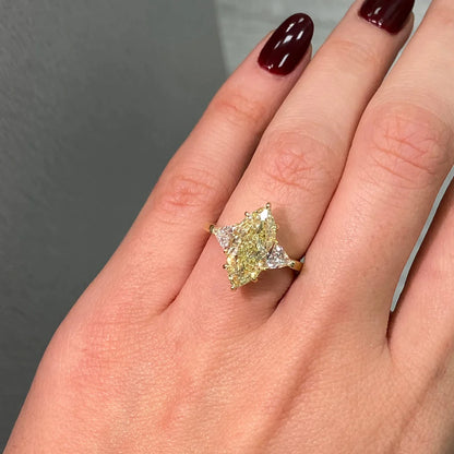 Anillo de Compromiso Trilogía Marquise amarillo vivido