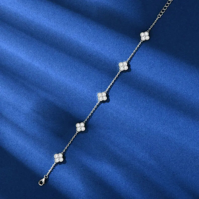Pulsera de 3 mm con diseño de trébol de moissanita