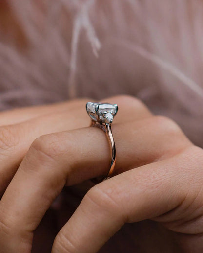 JOVOVASMILE-anillo de compromiso de diamante de moissanita, oro de 18 quilates, 3 quilates, forma de cojín central, 8,5x7,5mm, con dos pequeñas piedras laterales de pera