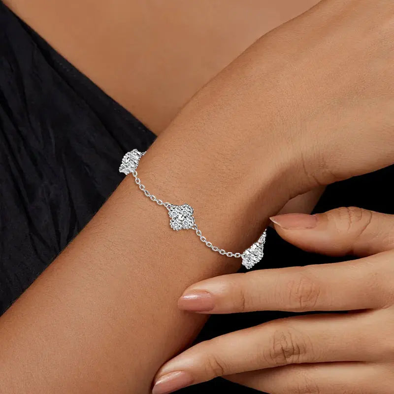 Pulsera de 3 mm con diseño de trébol de moissanita