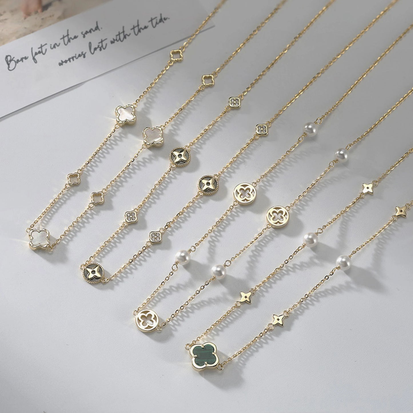 Gargantilla de plata de ley 925 con concha de perla y oro de 14 quilates con adorno de malaquita verde, estilo trébol de cuatro hojas