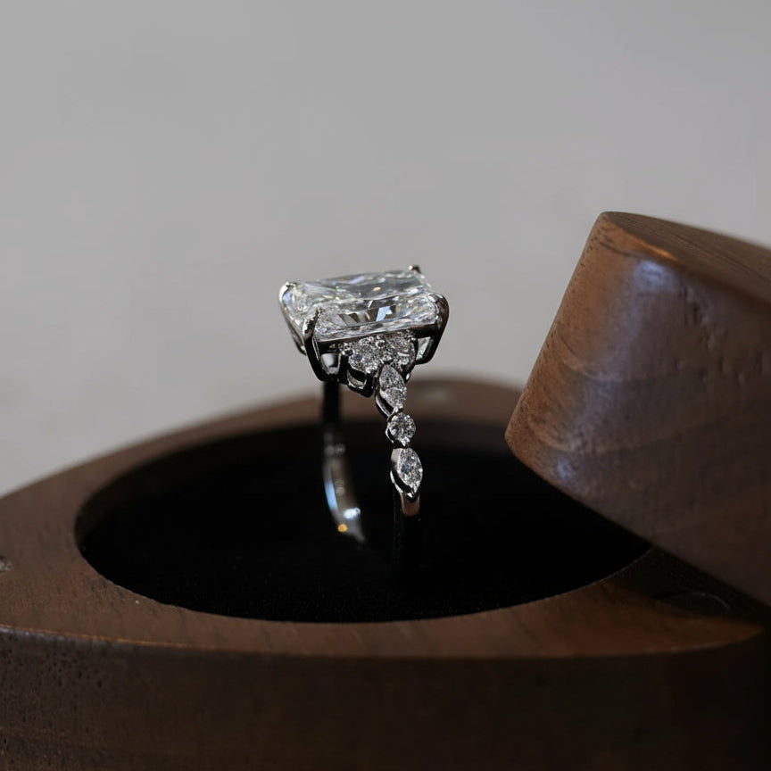 Anillo de Compromiso, Radiante con laterales