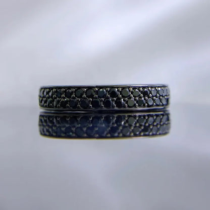 Anillo de plata con espinelas negras