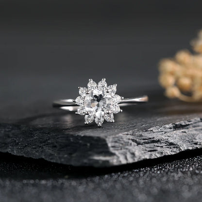 Anillo de moissanita floral