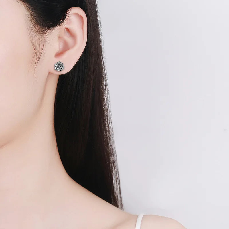 Juego de aretes diseño floral, plata con moissanita