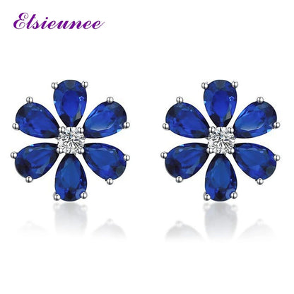 Aretes en diseño floral de plata con moissanita