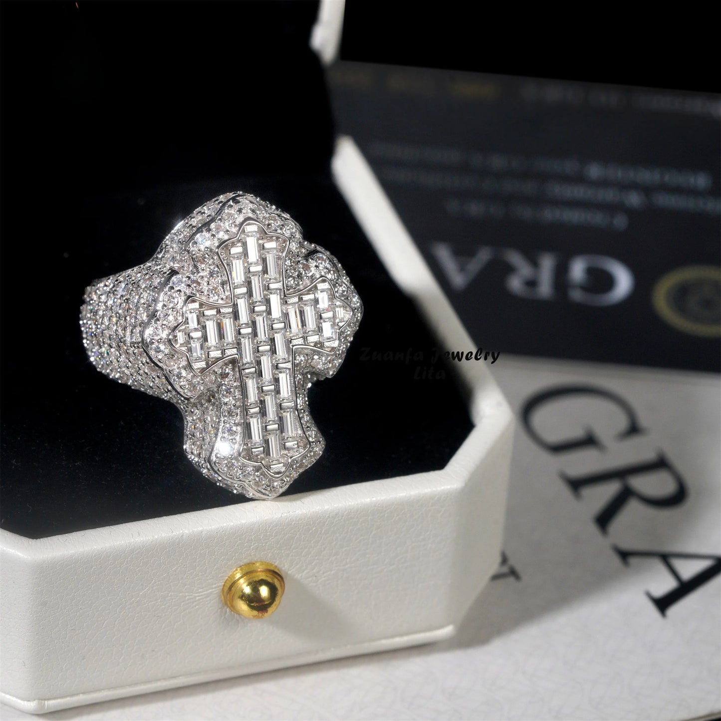 Anillo cruz de moissanita