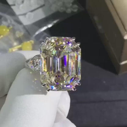 Anillo de compromiso, solitario corte Ascher con laterales corte pera