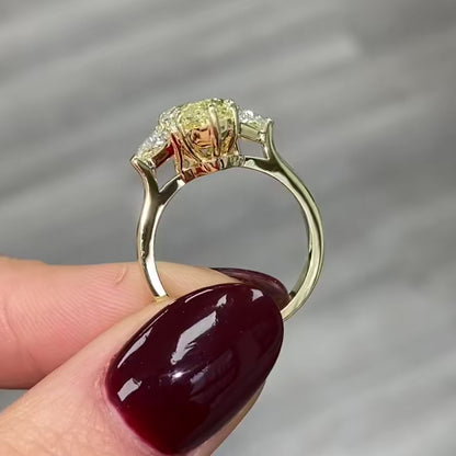 Anillo de Compromiso Trilogía Marquise amarillo vivido
