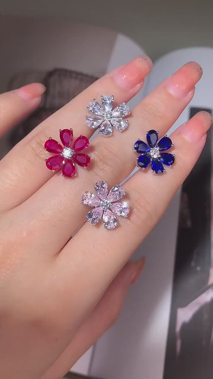 Aretes en diseño floral de plata con moissanita